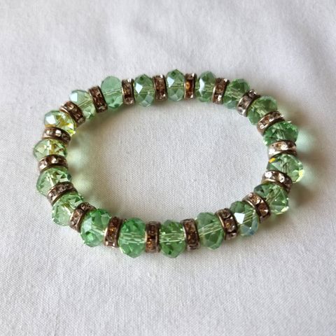 Armbånd med grønne glitrende krystaller