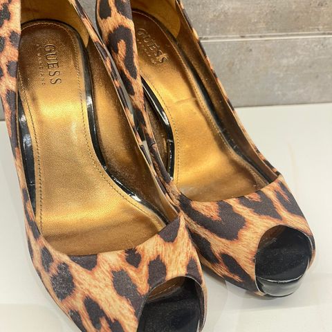 Guess pumps