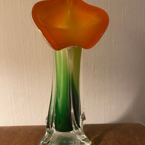 Nydelig vase lilje grønn/oransje glass