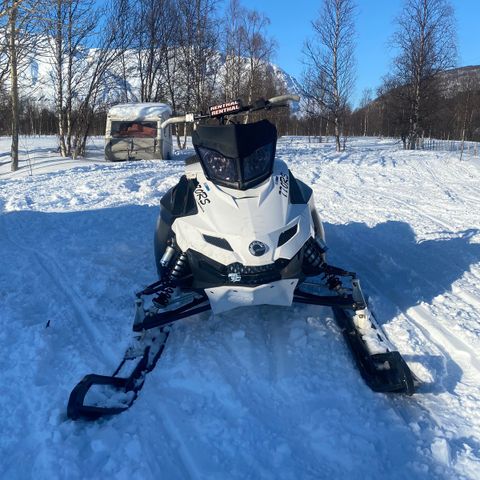 Selger masse deler fra lynx/skidoo 550/800