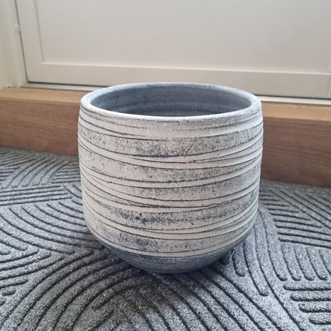 Tøff keramikk blomsterpotte i grå/hvitt, Ø.19cm