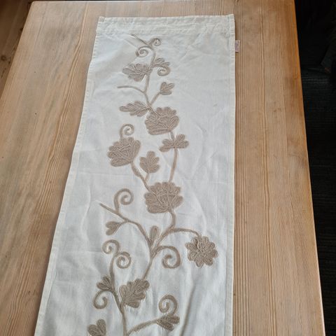 2 stk. Perfect Home panelgardiner, hvit med beige broderi i ull