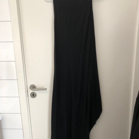 95kr totalt for 2 stk svarte kjoler Str 38!