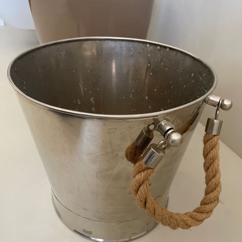 Dock bucket (bøtte) i metall - nypris: 1995 kr. Ca 31 cm høy.