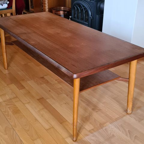 Retro teak salongbord med avishylle