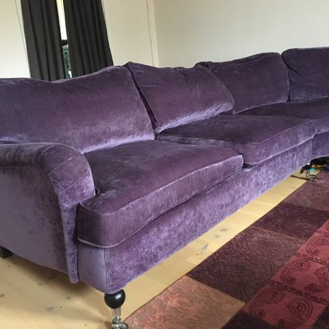 Nydelig Plommefarget sofa