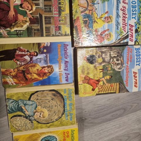 4 Nancy Drew -bøker og 2 Bobsey Barna -bøker