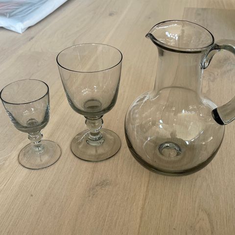 Maihaugen fra Hadeland glassverk. Sett med vinglass, drammeglass og karaffel