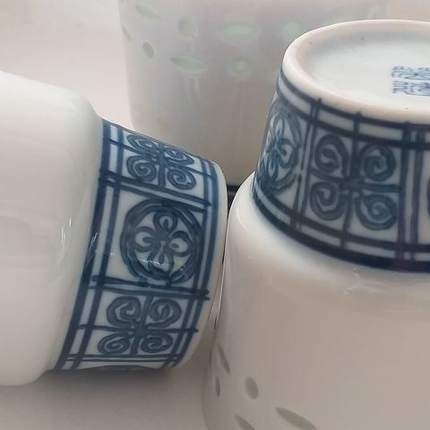 Kinesiske kopper i porselen med riskorn