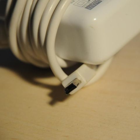 Creative Labs strømkilde/adapter mini-USB 5V 1A med utskiftbar plugg.
