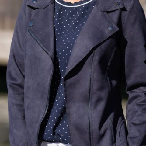 Ny Kenza bikerjacket i navy fra Mazing. Semsket look.  «Skinnjakke».