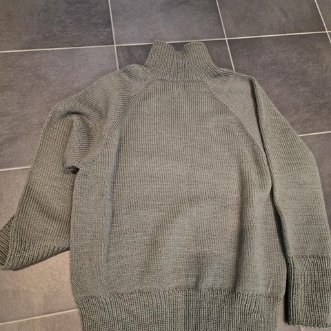 Louvre sweater fra Petiteknit