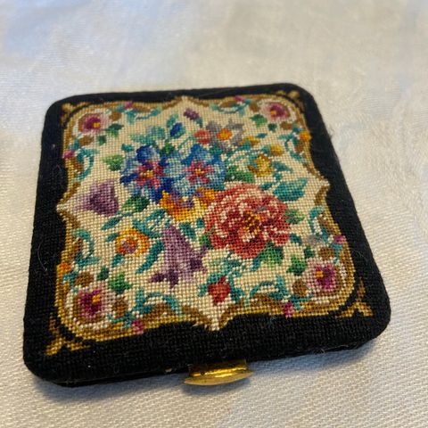 Pudderdåse / vintage / broderi / retro