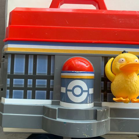 Pokemon kasse med en pokemon fra Burgerking