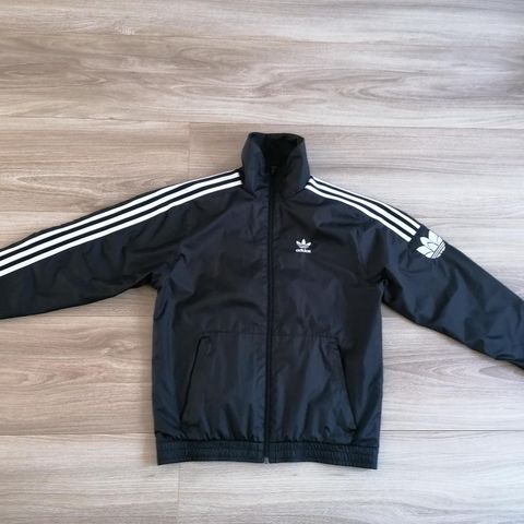 Adidas lettjakke i str XS