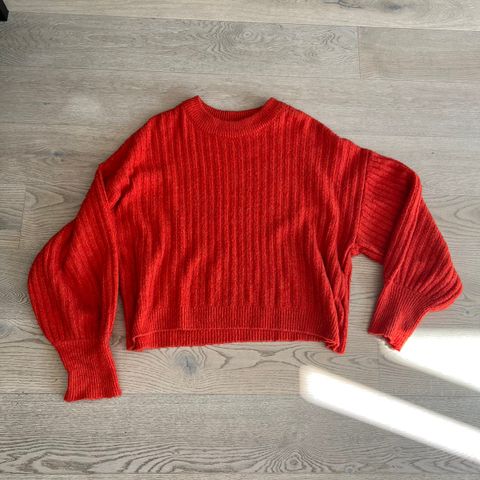 Rød strikket genser