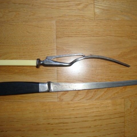 Antikk forskjærs kniv og gaffel i ben og ibenholt