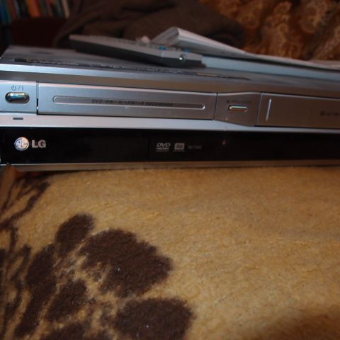 DVD spiller og Videokasett opptaker LGRC7000 som ny m. fjernkontroll