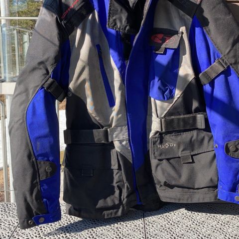 MC utstyr - jakke, bukse, hjelm, og to par hansker. Str L/42