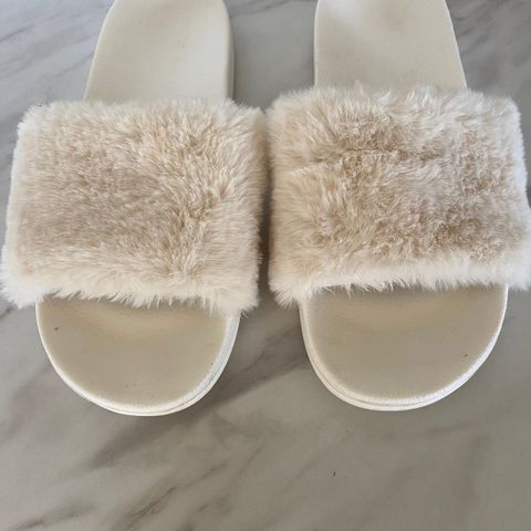 slippers/ sko