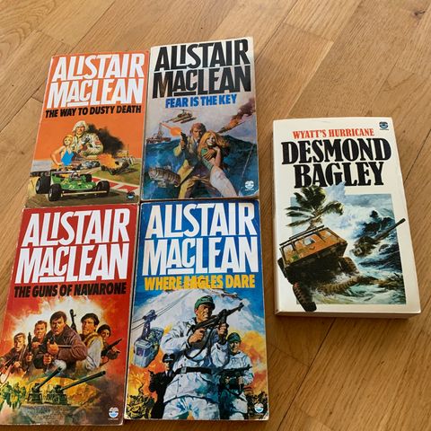 4 Alistair McLean bøker på engelsk+ en av Desmond Bagley