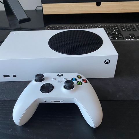 Xbox Series S og ladestasjon