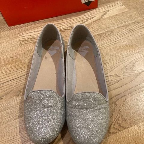 Lekre ballerina-sko i glinsende sølv fra Chicas, str 38, selges kr 250