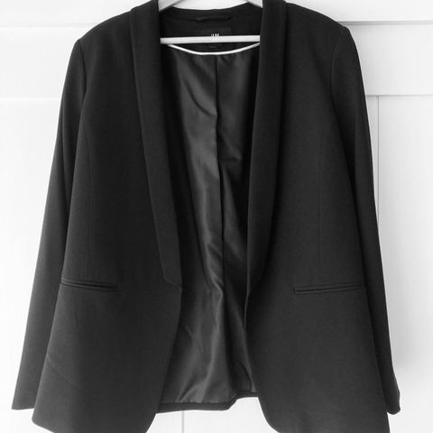 Fin sort foret blazer/dressjakke til dame str 44, selges kr 250,-