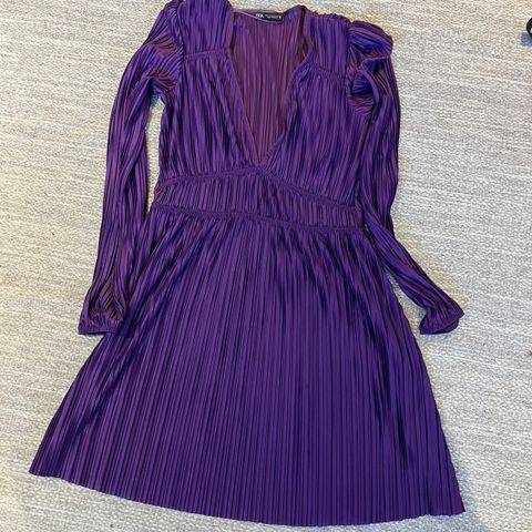 Zara kjole selges til Spot pris i dag kr 100,00