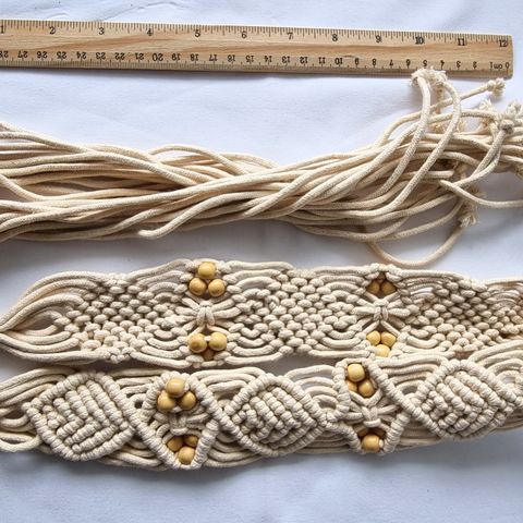Makramebelte med treperler til å henge opp ting i eller til pynt