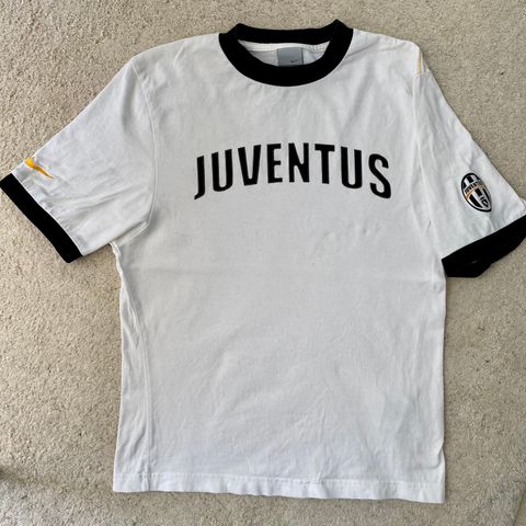 Nike Juventus hvit kul retro t-skjorte str. S. Brukt en gang. Selges billig.