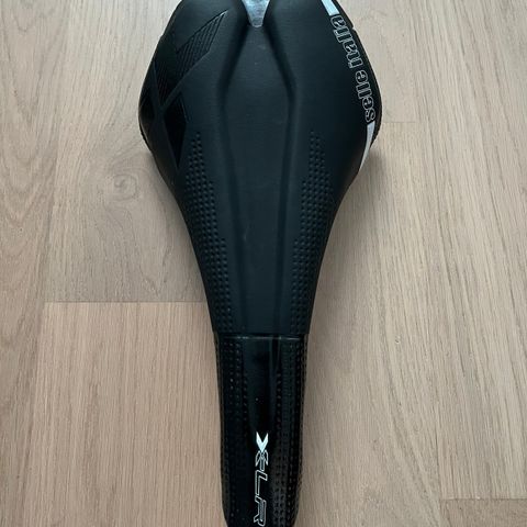 Selle Italia XL-R og Bontrager  Arvada sykkelseter selges.