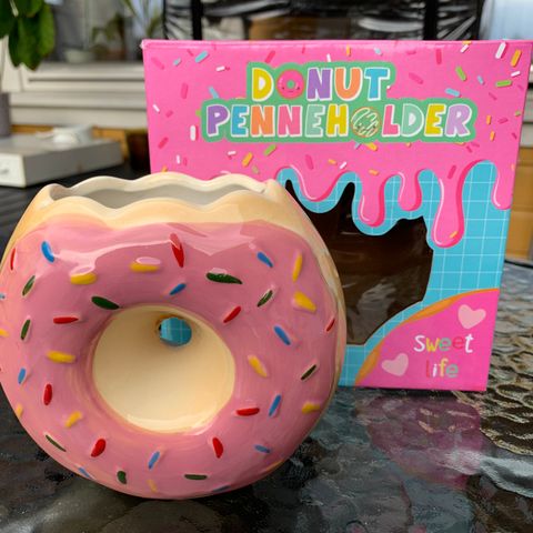 Ny Donut Penneholder selges