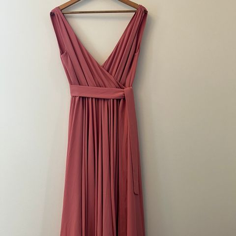 Ubrukt kjole i rosa fra Asos i størrelse 36
