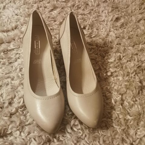 Beige skin pumps str 36