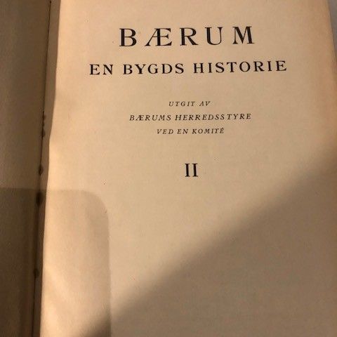 Bærum. En bygds historie. Sandviken 1924. Del II. 544 sider.