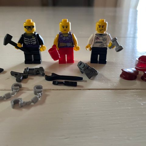 3 stk. Lego figurer med tilbehør - selges samlet