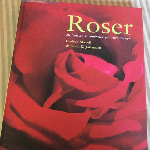 Roser en bok av rosevenner for rosevenner, G. Manuell og B. K. Johanson