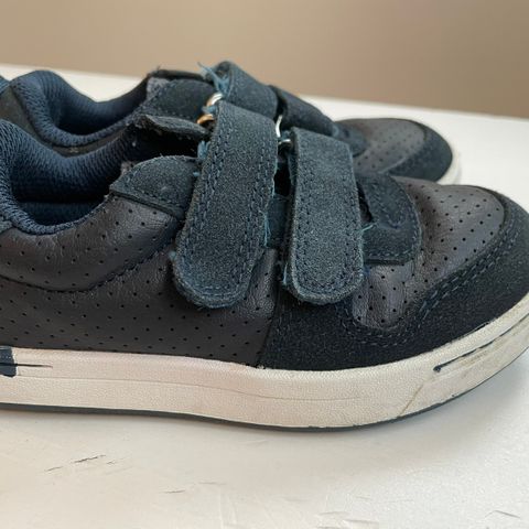 Pent brukte sneakers fra Viking i strl 27