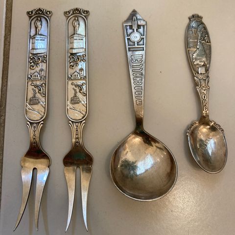 2 gafler og 2 skjeer i 40 gr nysølv/sølvplett