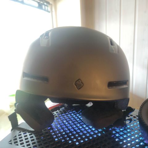 Ski helmet