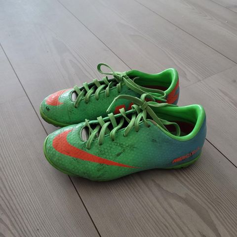 Nike fotballsko str 29,5