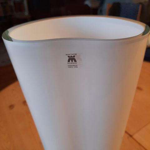37 cm høy hvit krystall vase fra Magnor på 3 kg.