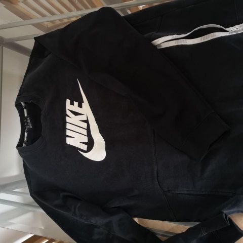 Nike genser med lommer L
