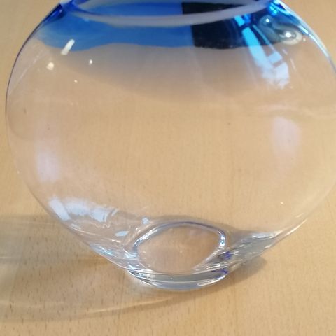 Vase i klart og blått glass