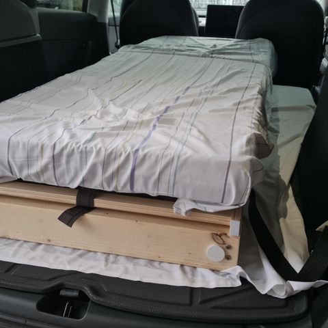 Tesla Y flat seng 189x70 perfekt for camping mode.