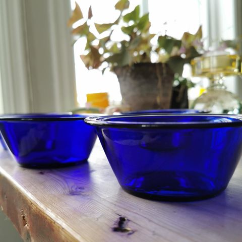 4 flotte små gamle skåler, koboltblå, kobolt blå skåler, selges.