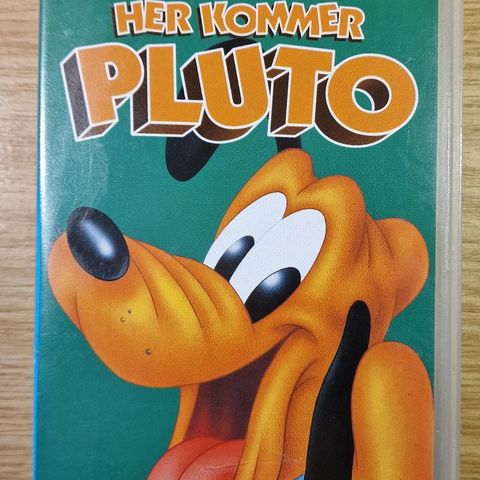 Her Kommer Pluto (VHS Film)