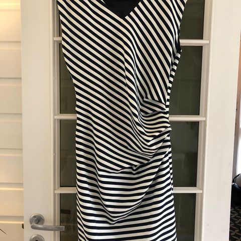 Blå og hvit stripete kjole fra Kaffe str M selges kr 100