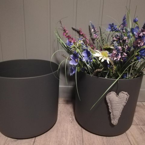 2 stilrene og moderne Elho blomsterpotter. Nyinnkjøpt. Selges BILLIG!